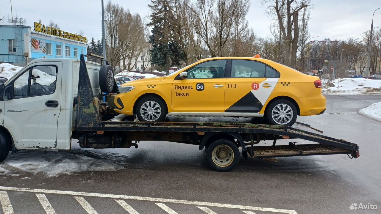 Эвакуатор БИГТОУ увозит легковой автомобиль — отзыв клиентки Елены